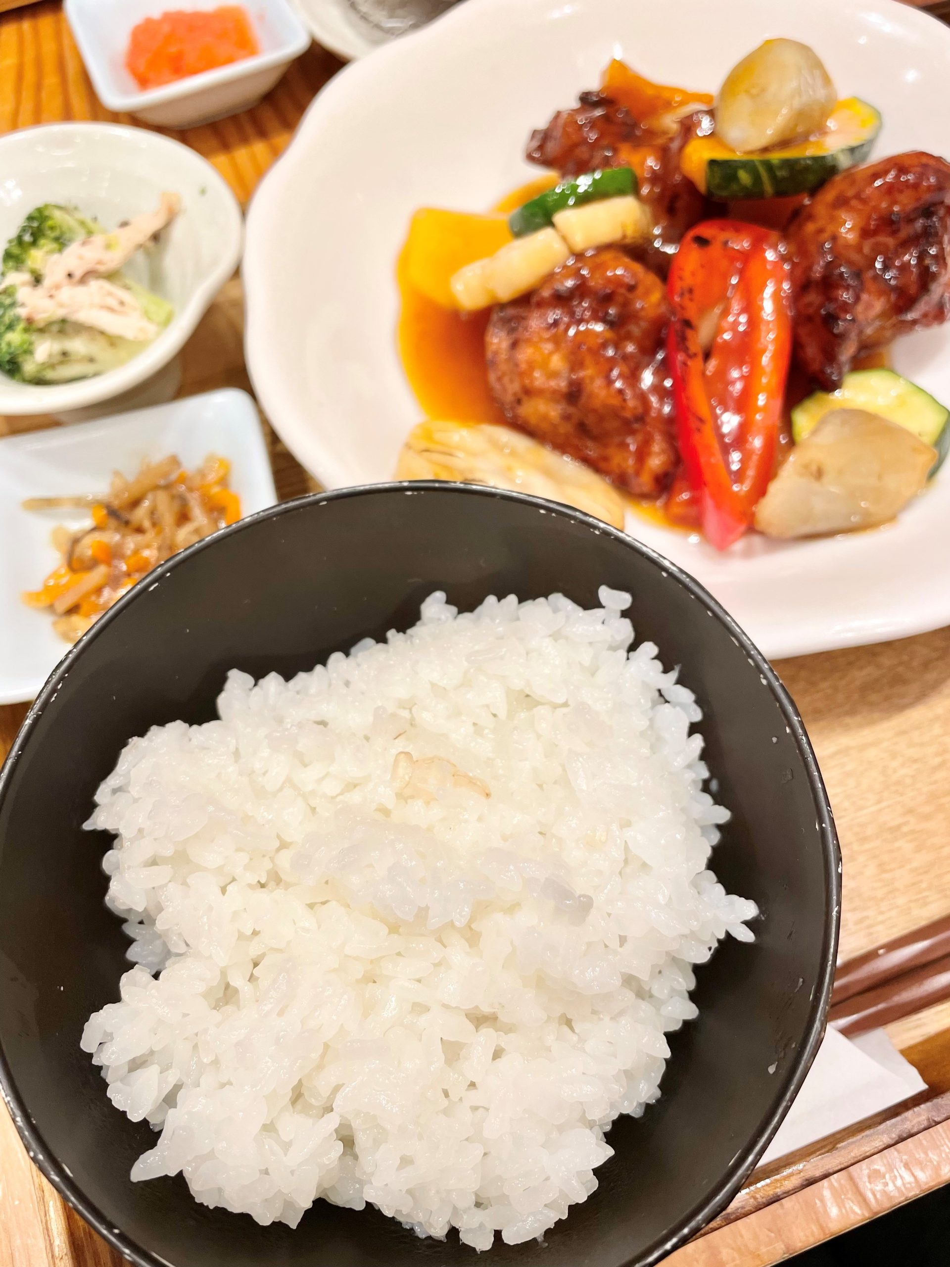 ごろごろ野菜と鶏肉の玄米黒酢あん膳